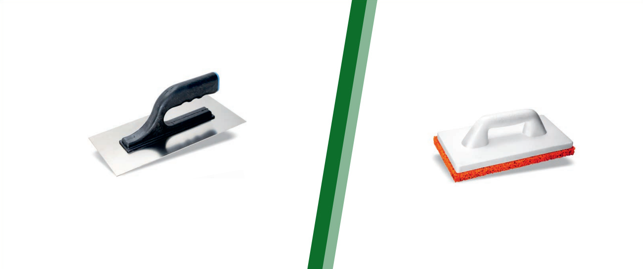 Dwa wałki malarskie na białym tle, jeden z niebieskimi paskami, drugi z niebieskimi kropkami